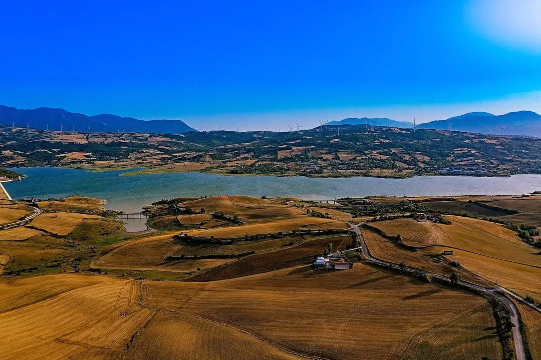Paesaggio dell'Oasi di Conza della Campania, territorio del Miele Cru di Vie del Lago
